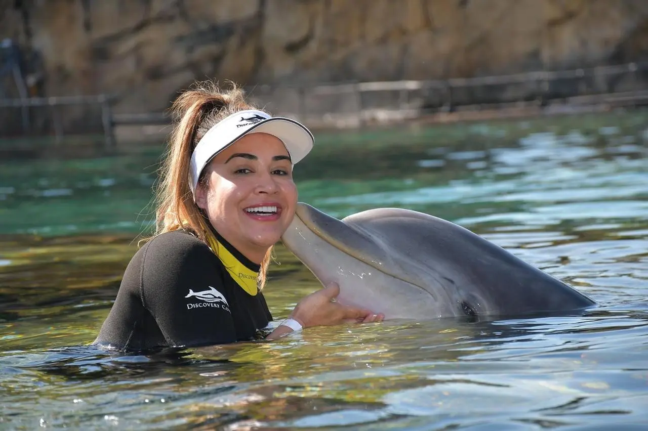 Silviene Dropa em uma experiência com golfinho