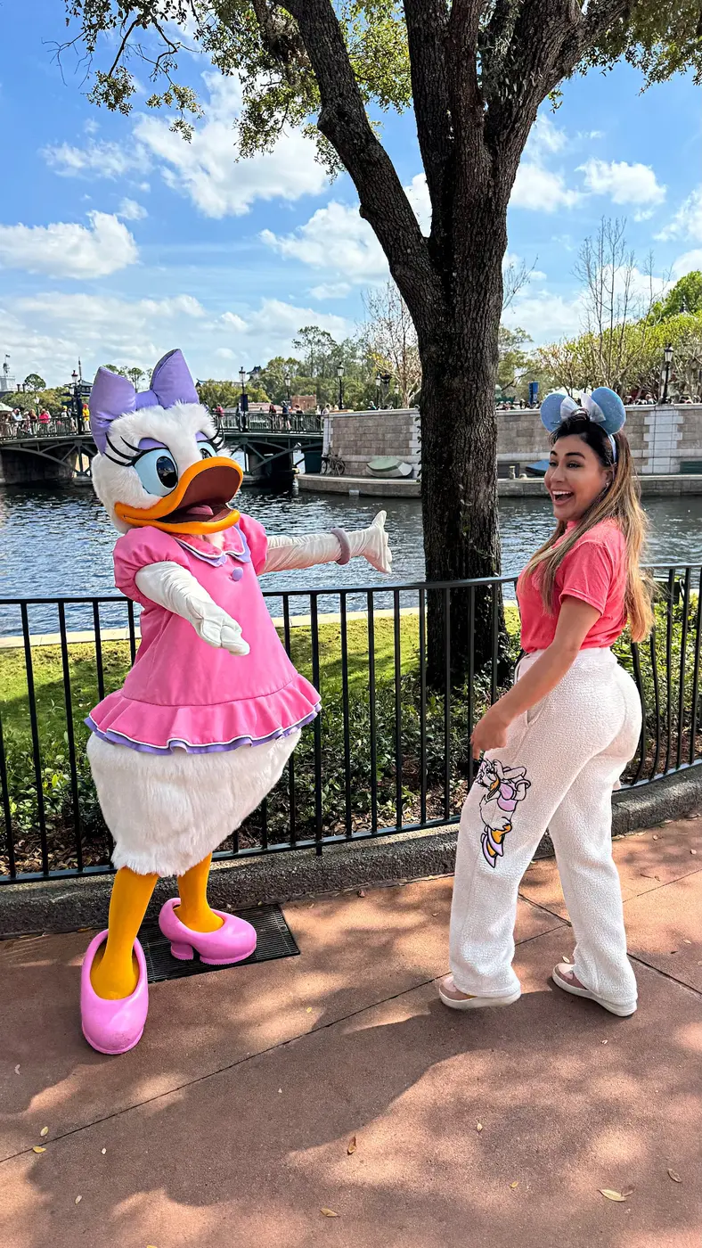 Silviene Dropa com personagem Disney