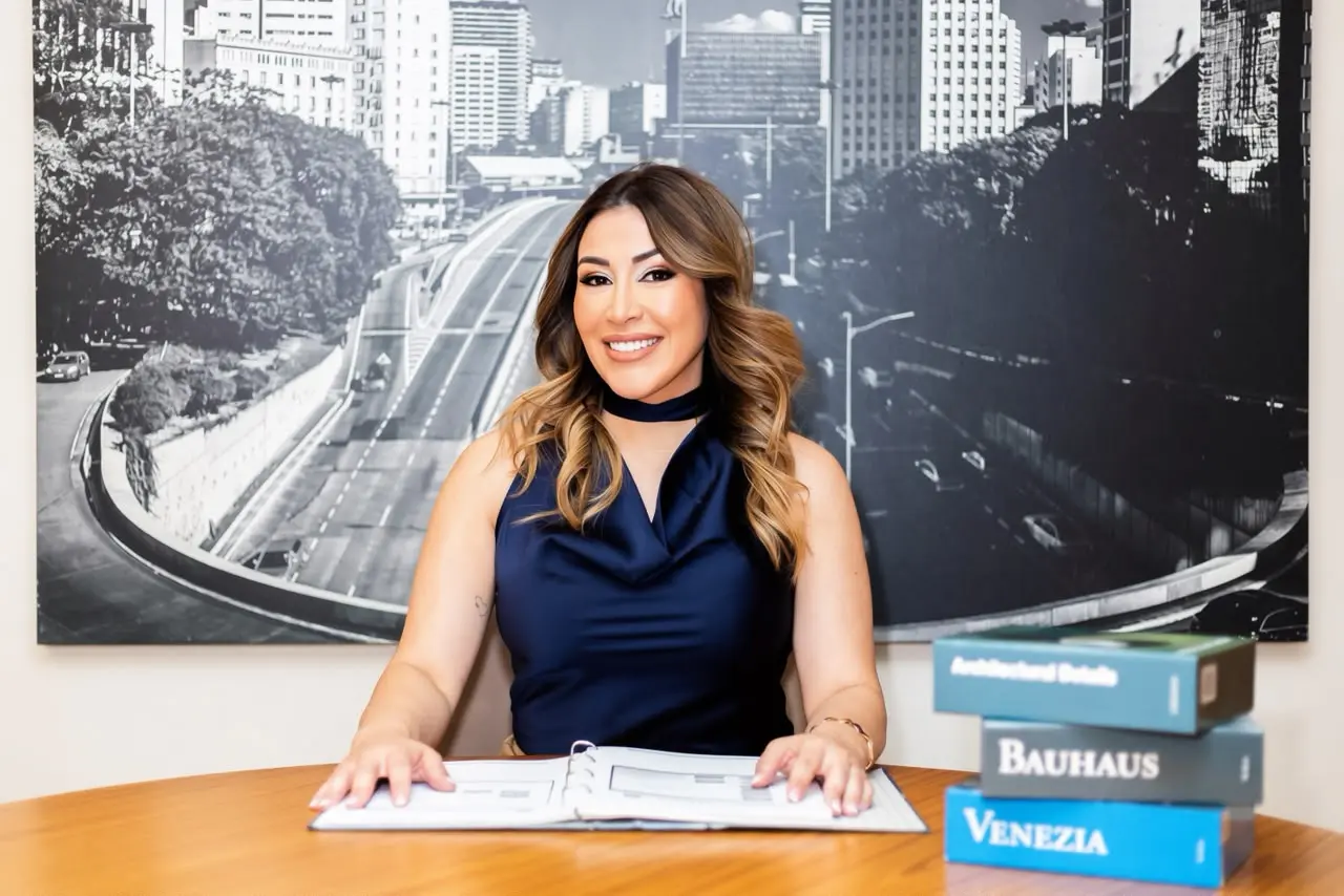 Silviene Dropa em ambiente profissional