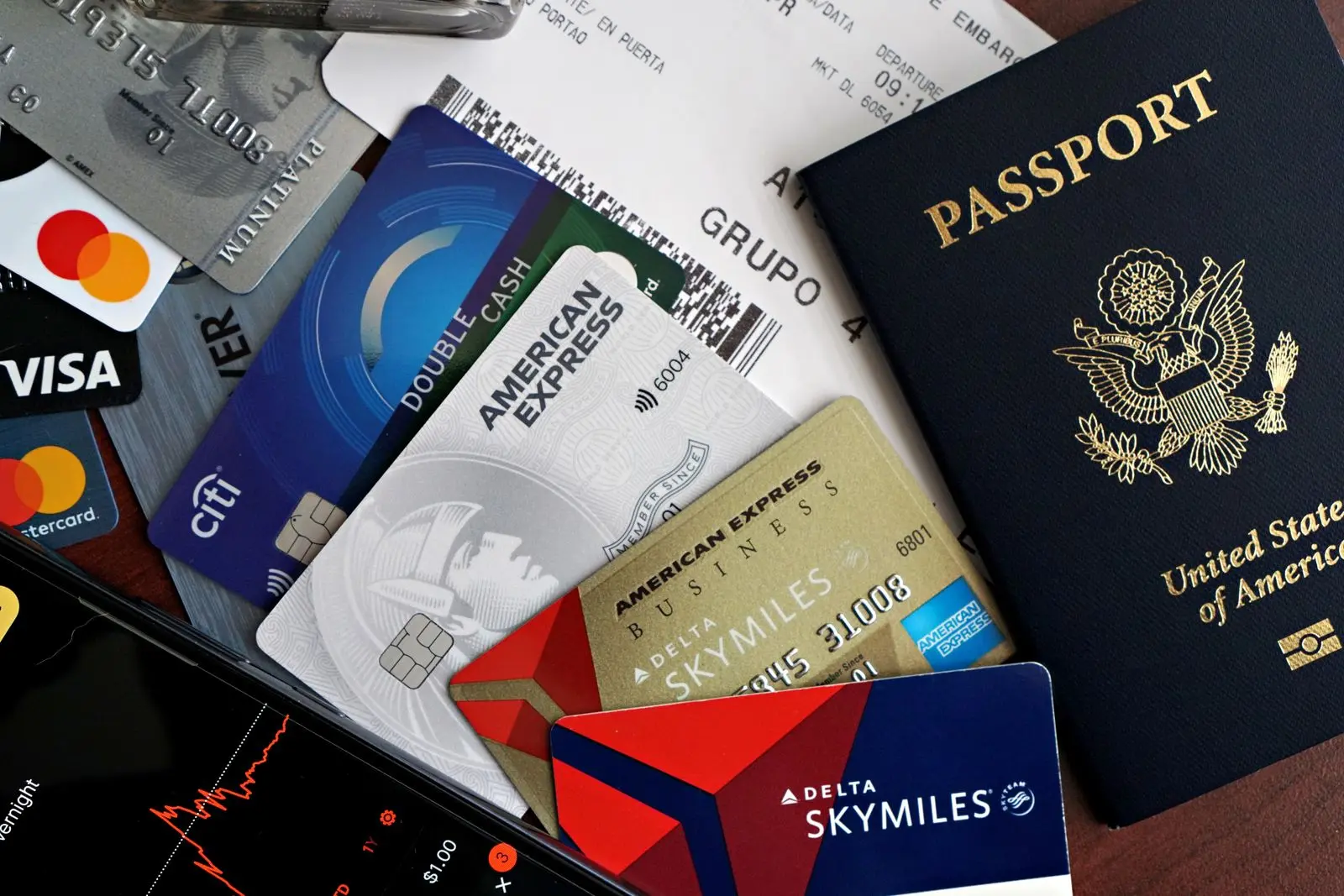 Cartões de programas de milhas, passaporte e passagem aérea