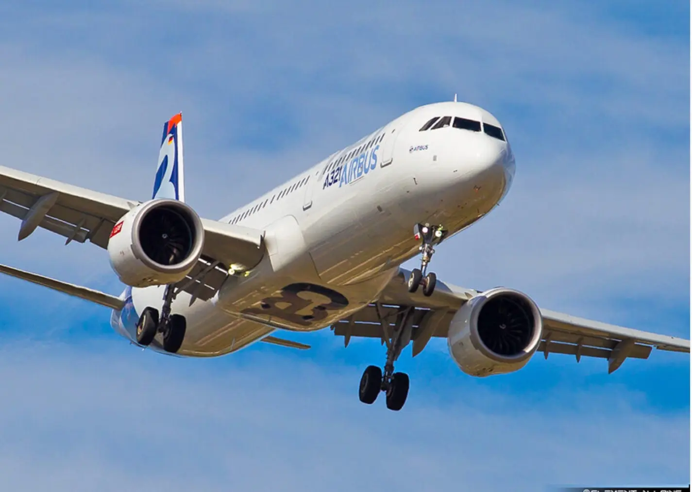 Avião em voo representando passagens aéreas internacionais