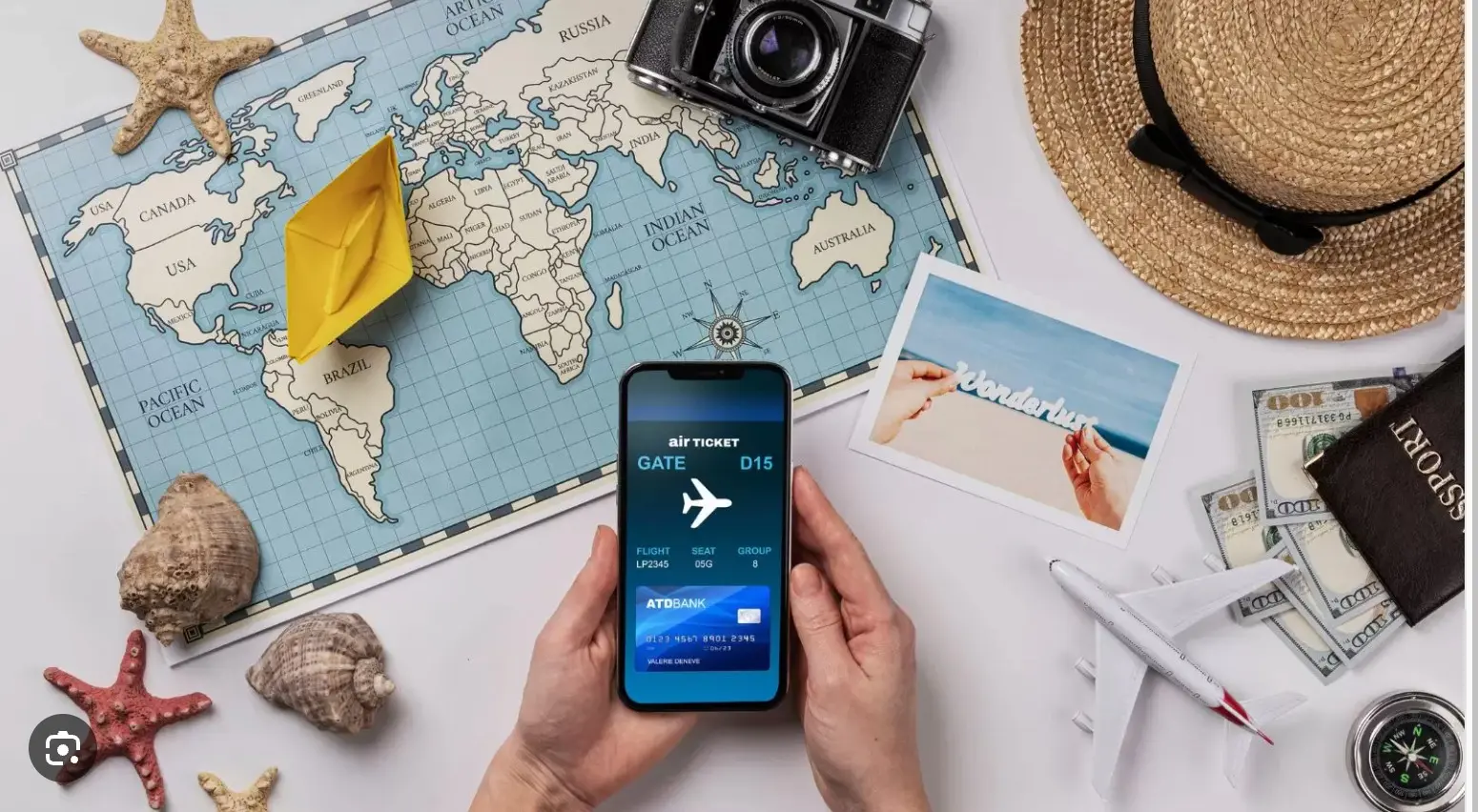 Mapa, passaporte e celular usados no planejamento de uma viagem