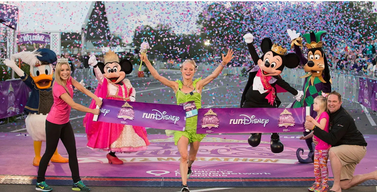 Corredores celebrando uma prova runDisney com personagens Disney
