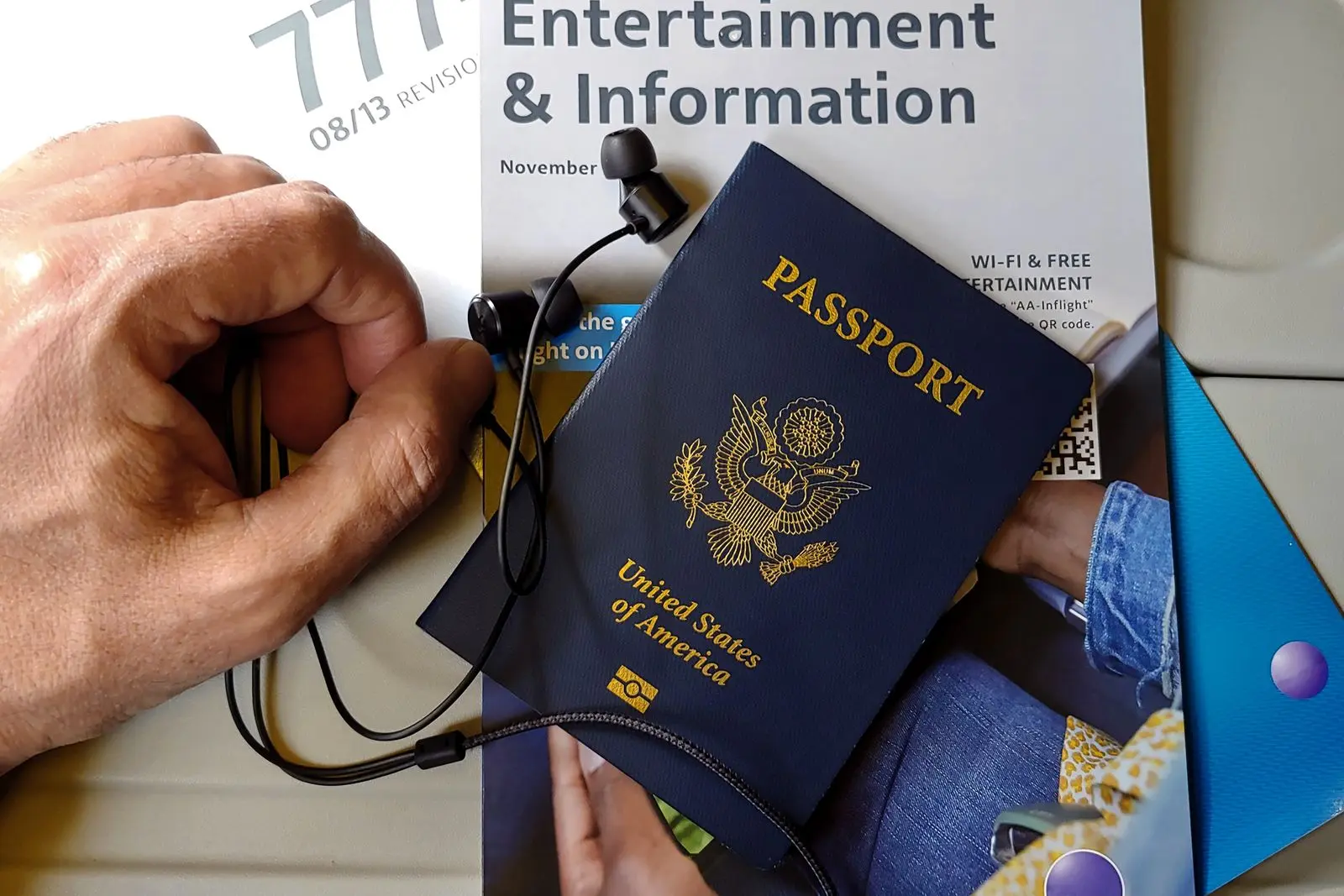 Passaporte americano e itens de viagem